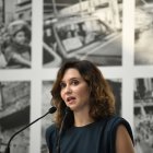 Isabel Díaz Ayuso, este lunes, en la inauguración de la exposición "Bolivariano" del fotoperiodista Álvaro Ybarra.