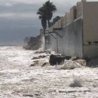 El mar engulle las viviendas afectadas por el deslinde en La Goleta de Tavernes.