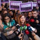 La diputada de Más Madrid, Loreto Arenillas, realiza declaraciones a la prensa antes de una manifestación contra la violencia hacia las mujeres.