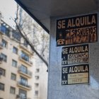 Carteles de 'Se alquila' pegados en un edificio.