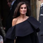 La Reina Letizia con su impresionante vestido de estreno de Carolina Herrera en la entrega de los Premios Princesa de Asturias.