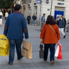 Dos personas llevan varias bolsas de compra durante Black Friday, a 24 de noviembre de 2023, en Madrid (España). Este año, la previsión de gasto de los españoles en Black Friday es un 6% mayor del gasto del año pasado. Además de los descuentos en los comercios, con motivo de este día el Ayuntamiento de Madrid ha puesto autobuses gratis en la ciudad para incentivar que los compradores se desplacen en transporte público. Ayer, el día previo a la campaña de rebajas de Black Friday, Bizum y los cajeros automáticos de toda España dieron fallos debido a una caída del sistema de pagos Redsys, la plataforma de pago virtual que actúa como intermediario. Es la segunda vez que esto ocurre, ya que el pasado sábado 18 de noviembre Bizum sufrió su primera caída.

Eduardo Parra / Europa Press
24 NOVIEMBRE 2023;BLACK FRIDAY;DESCUENTOS;REBAJAS;PRECIO;RECURSOS;COMPRAS
24/11/2023