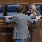 Yolanda Díaz conversa con Íñigo Errejón en el Congreso.