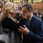 La líder de Sumar, Yolanda Díaz, saluda a Pedro Sánchez tras ser nombrado presidente.