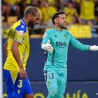 Fali, defensa central del Cádiz, y José Antonio Caro, tras encajar uno de los cuatro goles frente al Real Zaragoza