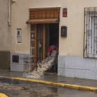 Un hombre achica agua en Llombai