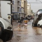 Vehículos destrozados y agua por las calles tras el paso de la DANA por el barrio de La Torre de Valencia