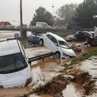 Vehículos en los alrededores de la V-30 tras el paso de la DANA y la subida del cauce del río Turia,