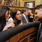 Gabriel Rufián conversa con Ione Belarra e Irene Montero