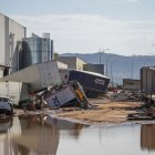 Vehículos destrozados polígono Ribarroja tras el paso de la DANA, a 31 de octubre de 2024, en Valencia, Comunidad Valenciana (España). Esta mañana se han reanudado las labores de búsqueda de los desaparecidos en las zonas afectadas por la ana en la Comuni.