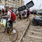 Varias personas ayudan en las labores de limpieza en Sedaví, a 31 de octubre de 2024, en Valencia