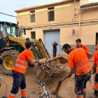 Voluntarios y trabajadores quitan el barro de la DANA en Horno de Alcedo