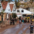 Vecinos y voluntarios limpian los estragos ocasionados por la DANA, a 1 de noviembre de 2024, en Utiel.