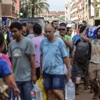 Varias personas limpian los estragos ocasionados por la DANA