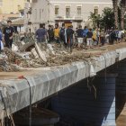 Varias personas limpian los estragos ocasionados por la DANA, a 1 de noviembre de 2024, en Paiporta