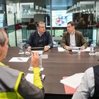 El presidente de la Junta de Andalucía, Juanma Moreno, y el consejero de Presidencia e Interior, Antonio Sanz, durante la reunión de coordinación en el Centro de Emergencias.