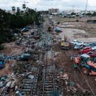 Varios coches amontonados en las vías del tren, a 2 de noviembre de 2024, en Alfafar, Valencia, Comunidad Valenciana (España).