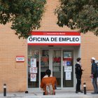 Exterior de una oficina del SEPE, a 5 de noviembre de 2024, en Madrid (España). El paro registrado en las oficinas de los servicios públicos de empleo subió en 26.769 personas en octubre en relación al mes anterior (+1%) impulsado, sobre todo, por el sector servicios tras el fin de la temporada turística, según datos publicados este martes por el Ministerio de Trabajo y Economía Social. Tras el ascenso de octubre, el número total de desempleados se situó en 2.602.054 parados, su cifra más baja en un mes de octubre desde 2007.

Marta Fernández / Europa Press
05/11/2024