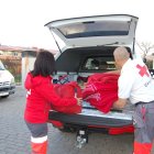 Voluntarios de la Cruz Roja preparando el equipo para ir a ayudar a los damnificados por la DANA.