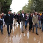 Pedro Sánchez con los Reyes y Carlos Mazón. en su visita a Paiporta este domingo.