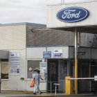 Archivo - Un trabajador accede a la entrada de la factoría de Ford España (archivo).