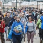 Decenas de personas en el puente que une València con La Torre