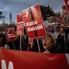 Una mujer un cartel durante una manifestación que recorre las calles de Valencia para exigir la dimisión del presidente de la Generalitat valenciana, a 9 de noviembre de 2024, en Valencia, Comunidad Valenciana (España). Más de una veintena de organizaciones sociales, cívicas y sindicatos se manifestan hoy por la gestión de la Generalitat valenciana en la catástrofe provocada por la DANA,  que se ha cobrado la vida de al menos 215 personas en Valencia. 'Mazón dimisión' es el lema de la marcha que recorre las calles de la ciudad, desde el Ayuntamiento de Valencia hasta el Palau de la Generalitat.

Alejandro Martínez Vélez / Europa Press
09 NOVIEMBRE 2024;VALENCIA;DANA;MAZON;GENERALITAT
09/11/2024