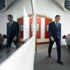 El presidente del Gobierno, Pedro Sánchez, llega a una rueda de prensa posterior a la reunión del Consejo de Ministros, en el Palacio de La Moncloa, a 11 de noviembre de 2024, en Madrid (España). El Consejo de Ministros ha aprobado un conjunto de medidas laborales para los trabajadores afectados por la DANA. Este paquete de medidas es el segundo que adopta el Gobierno. Este escudo laboral', que tendrá efectos retroactivos desde el 29 de octubre, estará integrado por diversas medidas, como los Expedientes de Regulación Temporal de Empleo (ERTE) por fuerza mayor o por causas económicas, técnicas, organizativas o de producción (ETOP), a los que podrán acogerse empresas radicadas en las zonas sacudidas por la DANA pero también aquellas que justifiquen que su actividad se ha visto afectada por el temporal.

Eduardo Parra / Europa Press
11 NOVIEMBRE 2024;CONSEJO DE MINISTROS;GOBIERNO;AYUDAS;DANA
11/11/2024