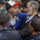 Felipe VI con un vecino de Paiporta