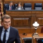 El presidente del PP, Alberto Núñez Feijóo y detrás el presidente del Gobierno, Pedro Sánchez, y ministra de Transición Ecológica, Teresa Ribera.