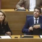 Susana Camarero junto a Carlos Mazón en el pleno de la DANA