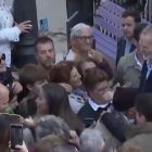 Felipe VI saluda a gente en Chiva