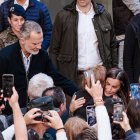 Los Reyes, Felipe VI y Letizia, saludan a gente en Chiva