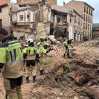 Equipos de rescate trabajan en las labores de desescombro en el casco antiguo de Letur tras el paso de la DANA.