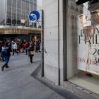 Archivo - Un cartel publicitario anuncia rebajas con motivo del Black Friday, a 25 de noviembre de 2021, en Madrid (España). El Black Friday se celebra después del día de Acción de Gracias y se caracteriza por que en él se lanzan ofertas en los comercios.