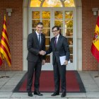 El presidente del Gobierno, Pedro Sánchez (i), se reúne con el presidente de la Generalitat de Catalunya, Salvador Illa