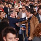 El presidente del Gobierno y secretario general, Pedro Sánchez (d), saluda al secretario general del PSOE-A, Juan Espadas (i), durante la inauguración del 41º Congreso Federal del PSOE en el Palacio de Congresos y Exposiciones, a 30 de noviembre de 2024 en Sevilla (Andalucía, España). El PSOE inaugura su 41 Congreso Federal en el que el partido cerrará filas y se volcará en apoyar a su líder, el presidente del Gobierno y secretario general, Pedro Sánchez.

Rocío Ruz / Europa Press
30/11/2024