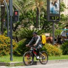 (Foto de ARCHIVO)
Trabajador de Glovo en bicicleta, a 19 de julio de 2024, en Sevilla, con 45 gracos de temperatura.
Francisco J. Olmo / Europa Press
19/7/2024