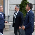 (Foto de ARCHIVO)
El presidente del PP, Alberto Núñez Feijóo (i) conversa con el presidente de VOX, Santiago Abascal (c), a su salida de una sesión plenaria en la Cámara Baja, a 17 de septiembre de 2024, en Madrid (España). El Pleno del Congreso debate hoy la proposición de ley de Sumar, Podemos, Esquerra Republicana (ERC), EH Bildu y BNG para regular los alquileres de temporada y habitaciones y que el PSOE apoya, pero depende  de los votos de PNV y Junts para proseguir con su tramitación parlamentaria. Se trata de una reforma de la Ley de Arrendamientos Urbanos para equiparar los contratos temporales a los de vivienda habitual y así desincentivar su uso, para evitar fraudes que permitan.

Jesús Hellín / Europa Press
17 SEPTIEMBRE 2024;CONGRESO;MINISTROS;PLENO;DIPUTADOS;
17/9/2024
