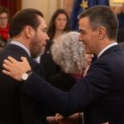 El ministro de Transportes y Movilidad Sostenible, Óscar Puente, y el presidente del Gobierno, Pedro Sánchez, durante el acto institucional por el Día de la Constitución.