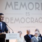 Pedro Sánchez preside un acto de homenaje a víctimas de Franco