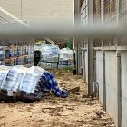 Palets de agua abandonados en Sedaví