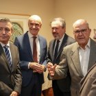 El secretario general del PSOE-A, Juan Espadas, con dirigentes del PSOE de Sevilla este lunes.