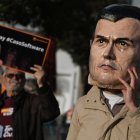 Manifestantes en contra de Pedro Sánchez llevan un 'cabezón' que lo representa