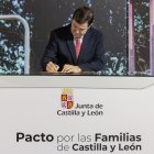 Alfonso Fernández Mañueco firma el 'Pacto por las Familias de Castilla y León'