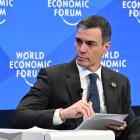 El presidente del Gobierno, Pedor Sánchez, pronuncia su discurso en el Foro Económico Mundial en Davos (Suiza) en el que alerta del peligro para la democracia de las redes sociales.

REMITIDA / HANDOUT por MONCLOA
Fotografía remitida a medios de comunicación exclusivamente para ilustrar la noticia a la que hace referencia la imagen, y citando la procedencia de la imagen en la firma
22/1/2025