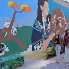 María José Catalá visita el mural de la plaza de Sor Guillermina