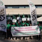 Miembros del sindicato CSIF manifestándose en las sedes andaluzas de Muface por la suspensión de la cobertura que mantenían hasta que la ministra Mónica García decidió cambiarla sin proponer una solución alternativa.