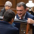 El presidente del Gobierno, Pedro Sánchez, conversa con el portavoz del PNV en el Congreso, Aitor Esteban.