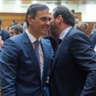 El presidente del Gobierno, Pedro Sánchez, y el ministro de Transportes, Óscar Puente.